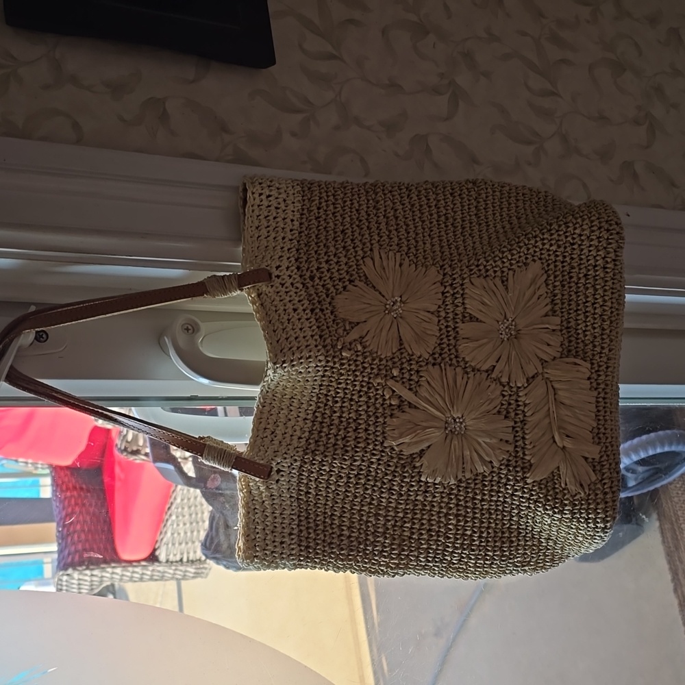 Purse- straw purse with inside zipper.